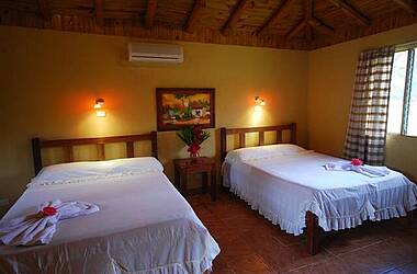 Zwei Betten in einem Zimmer der Canon de La Vieja Lodge