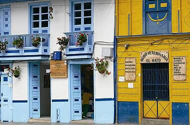 Bunte Häuserfassaden in Salento, Kolumbien