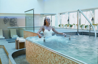 Frau entspannt im Whirlpool im Alvear Palace Hotel