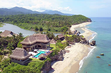 Blick über die Anlage des Hotel Casa Tayrona Los Naranjos direkt zwischen Dschungel und Strand