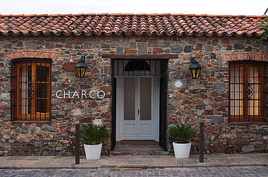 Eingang des Charco Hotels in Colonia del Sacramento, Uruguay