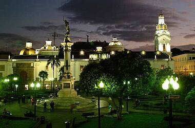 Der Plaza de la Independencia (Plaza Grande) in Quito bei Nacht