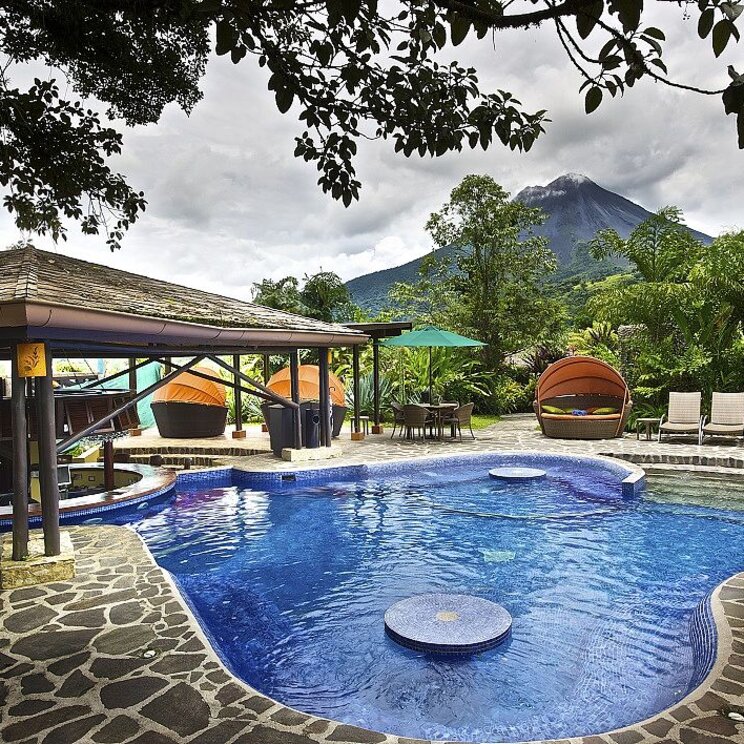 Außenpool mit Vulkanblick im Nayara Hotel Spa Gardens in La Fortuna, Costa Rica