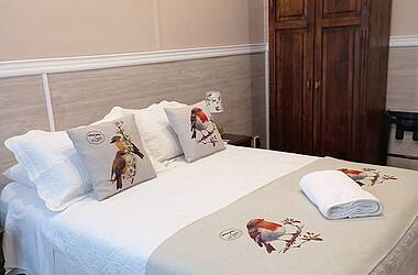 Zimmer mit Doppelbett und Kleiderschrank im Hotel Albatros in Patagonien