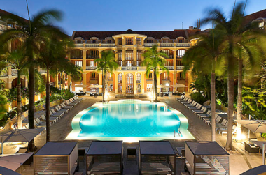 Pool-Landschaft unter Palmen im Hotel Sofitel Legend Santa Clara Cartagena