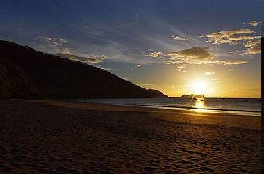 Strand des Hotels Bosque del Mar bei Sonnenuntergang