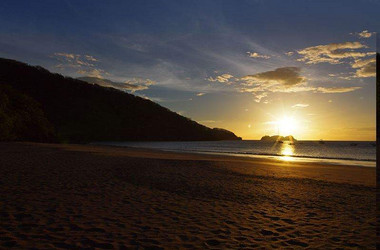 Strand des Hotels Bosque del Mar bei Sonnenuntergang