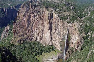 Ansicht der Felsen und dem Wasserfall Basaseachi im Kupfer Canyon in Mexiko, Chihuahua