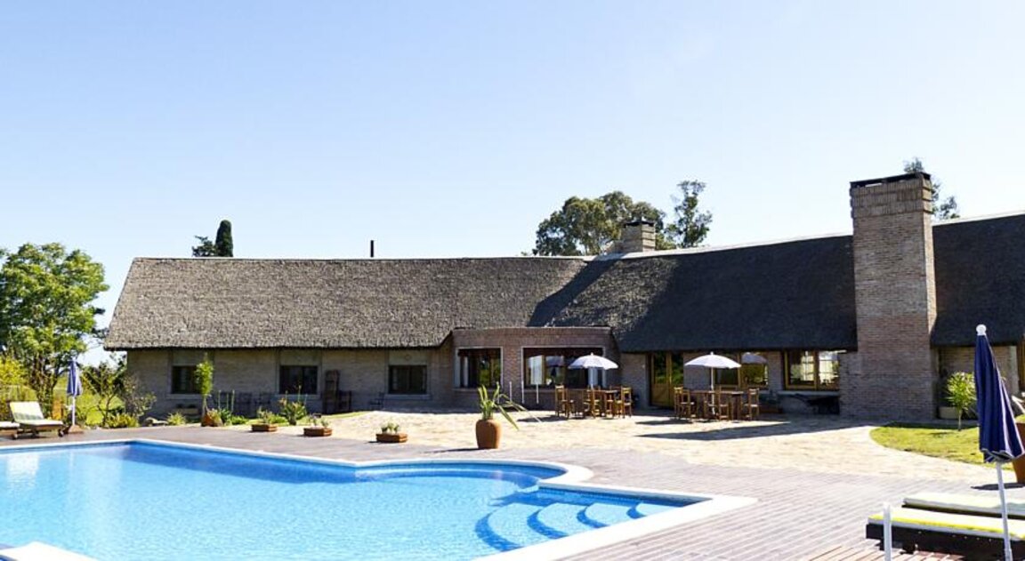 Pool und Hotelanlage der Estancia Finca Piedra Uruguay