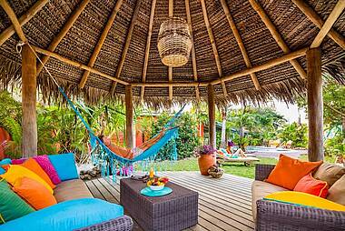Farbenfroher Entspannungsbereich und Chill-Area im Boardwalk Boutique Hotel Aruba