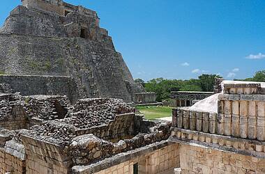 Maya-Stätte Uxmal, Seitenansicht Haupttempel