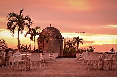 Café auf der Stadtmauer Cartagenas im Sonnenuntergang