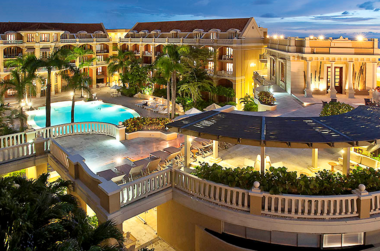 Blick über die Anlage bei Abenddämmerung - Hotel Sofitel Legend Santa Clara Cartagena