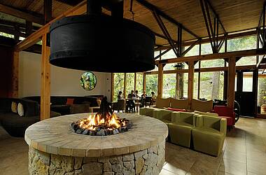 Lobby und Bar im Hotel Savegre Natural Reserve & Spa in San Gerado de Dota, Nebelwald Costa Rica