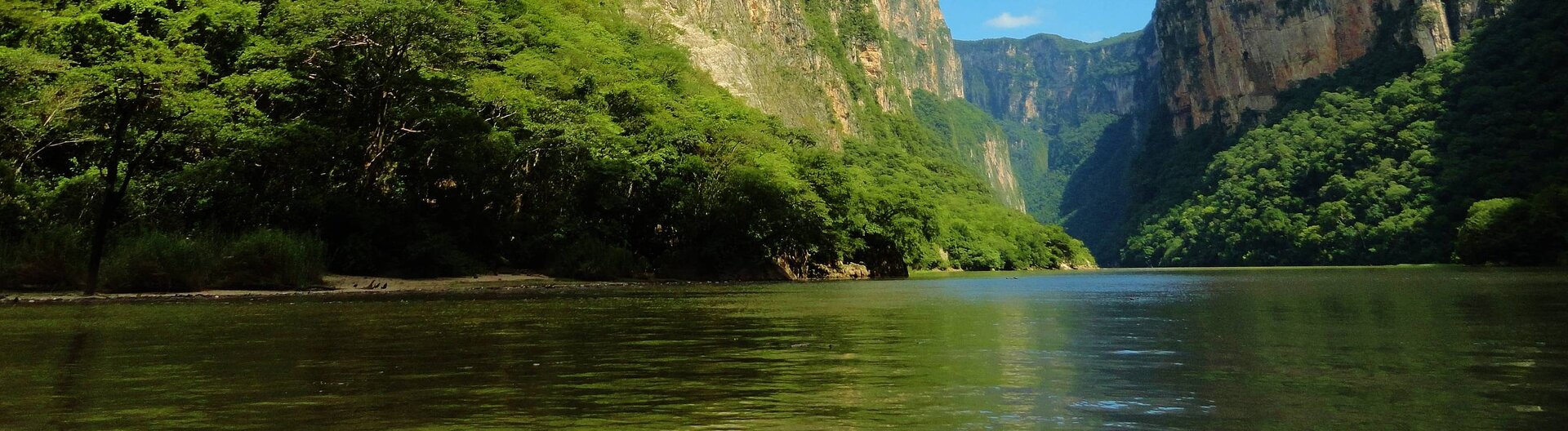 Ansicht Canyon de Sumidero mit blauem Himmel