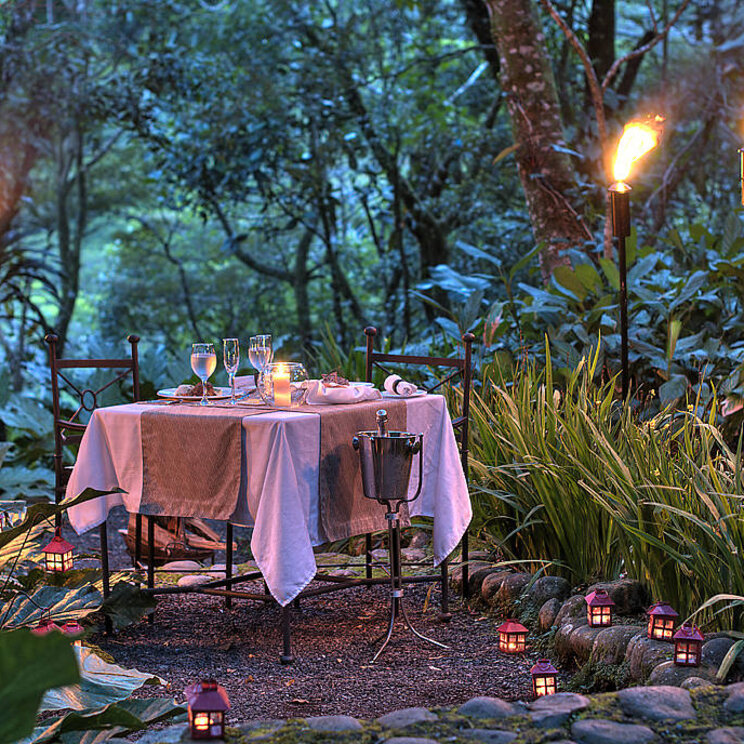 Romantisches Abendessen im Garten des Monteverde Lodge & Gardens, Costa Rica.