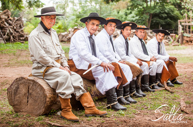 Gauchos sitzen auf einem Baumstamm in Salta