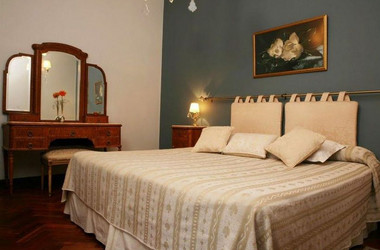 Bett und Kommode im Hotel del Virrey