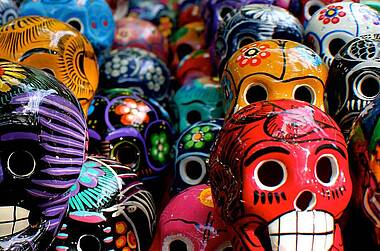 Schädelskulpturen zum Tag der Toten in Mexiko