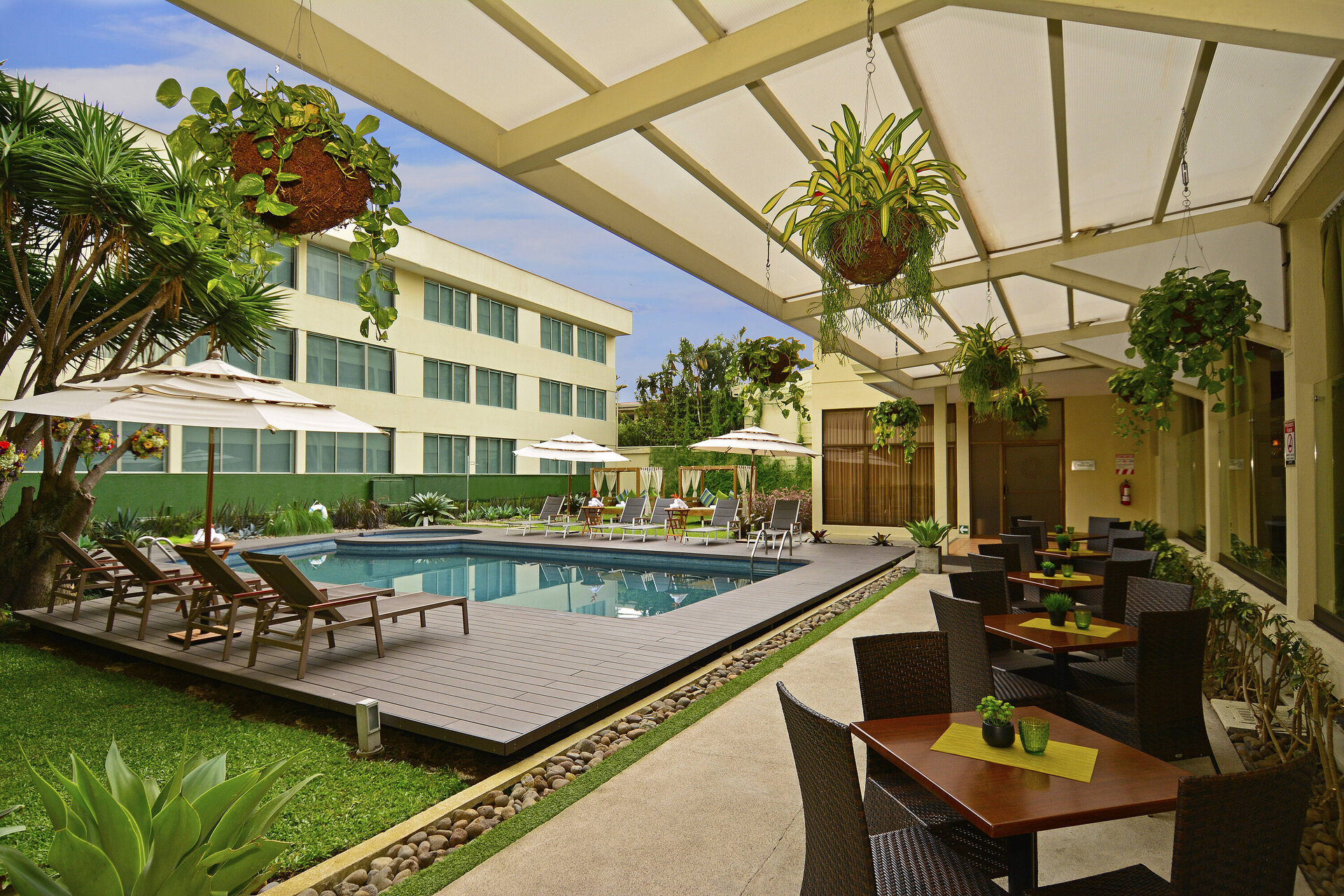 Außenbereich mit Pool im Hotel Auténtico in San José, Costa Rica