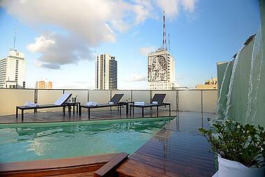 Pool auf der Terrasse des Eurobuilding Buenos Aires