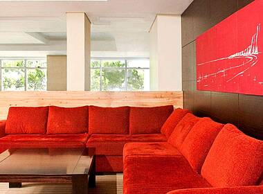 Sitzecke mit rotem Sofa im Hotel Peninsula Valdes