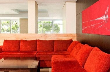 Sitzecke mit rotem Sofa im Hotel Peninsula Valdes