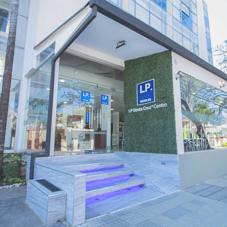 Moderner Haupteingang des LP Hotel Santa Cruz mit beleuchteten Stufen und Glasfassade in Santa Cruz, Bolivien.