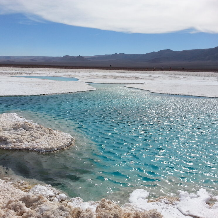 Lagunas Baltinache bei San Pedro de Atacama mit türkisfarbenem Salzwasser, Salzkrusten und Wüstenlandschaft im chilenischen Hochland.