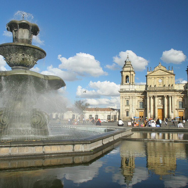 Catedral de Ciudad de Guatemala mit barockem Springbrunnen im Vordergrund