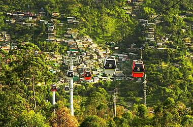 Der Metrocable Lift fährt über Häuser und begrünte Areale in Medellín