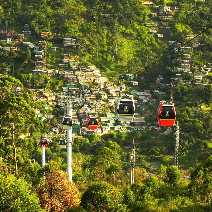 Der Metrocable Lift fährt über Häuser und begrünte Areale in Medellín