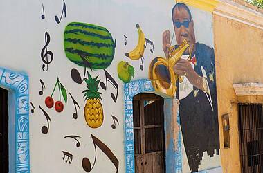 Wandgemälde eines Musikanten mit Noten und Obst in Merida, Yucatan
