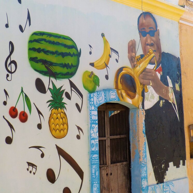 Wandgemälde eines Musikanten mit Noten und Obst in Merida, Yucatan