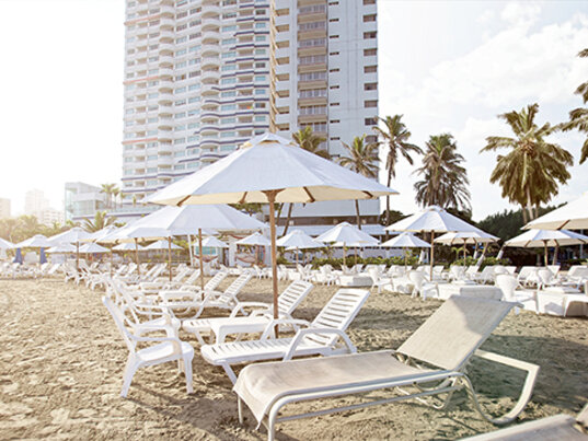 Liegen und Sonnenschirme am Strand des Hotels Capilla del Mar Cartagena