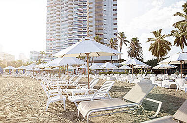 Liegen und Sonnenschirme am Strand des Hotels Capilla del Mar Cartagena