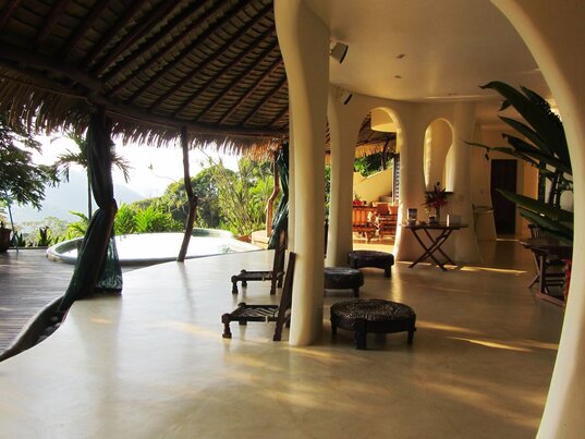 Lobby des Las Nubes Natural Energy Resort in Matapalo, Costa Rica, mit Blick auf den Pool und die umgebende Natur.