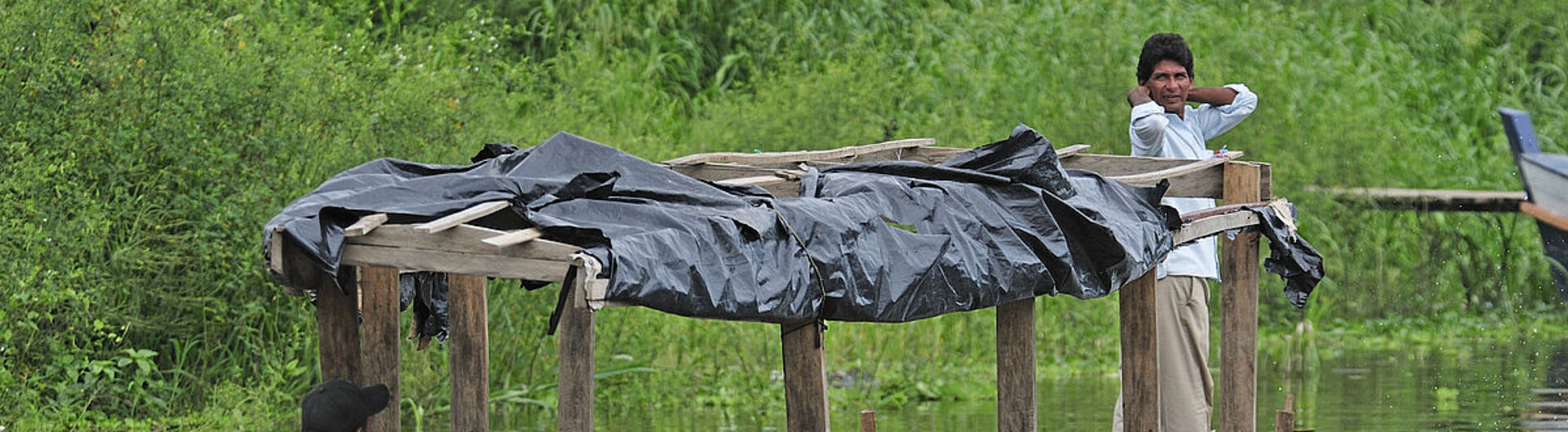 Holztransport mittels Boot im kolumbianischen Amazonas