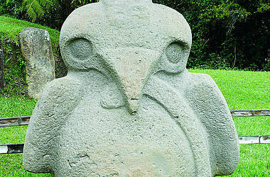 Steinfigurine im archäologischen Park von San Agustín