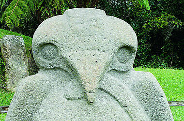 Steinfigurine im archäologischen Park von San Agustín