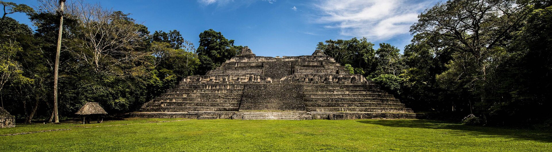 Blick auf die Caana-Pyramide der Mayastätte Caracol in Belize