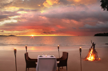 Romantisches Dinner am Strand der Isla Palenque