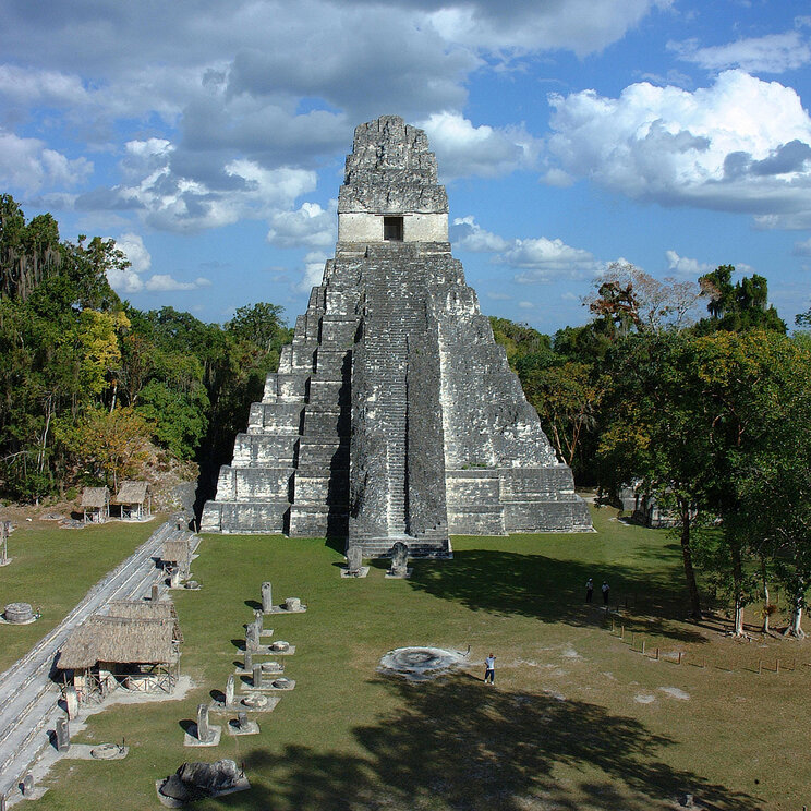 Stufentempel der antiken Maya-Stadt Tikal in den Regenwäldern des Petén im nördlichen Guatemala