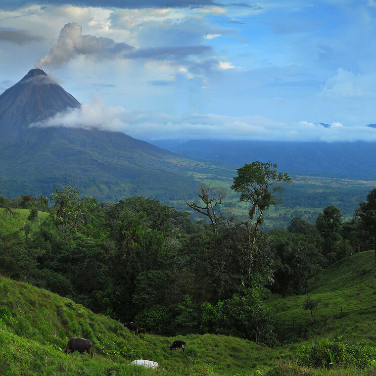 Der legendäre Vulkan Arenal im nordwestlichen Teil Costa Ricas ragt über die Stadt La Fortuna