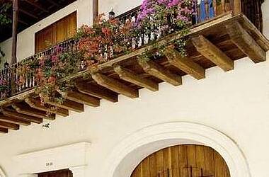 Koloniale Fassade mit Balkon im Alfiz Hotel, Cartagena