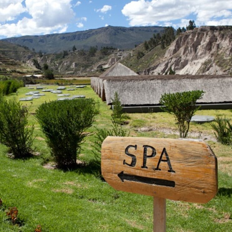 Wegweiser zum Hotel Colca Lodge Spa & Hot Springs bei Dämmerung, Colca Canyon Peru 