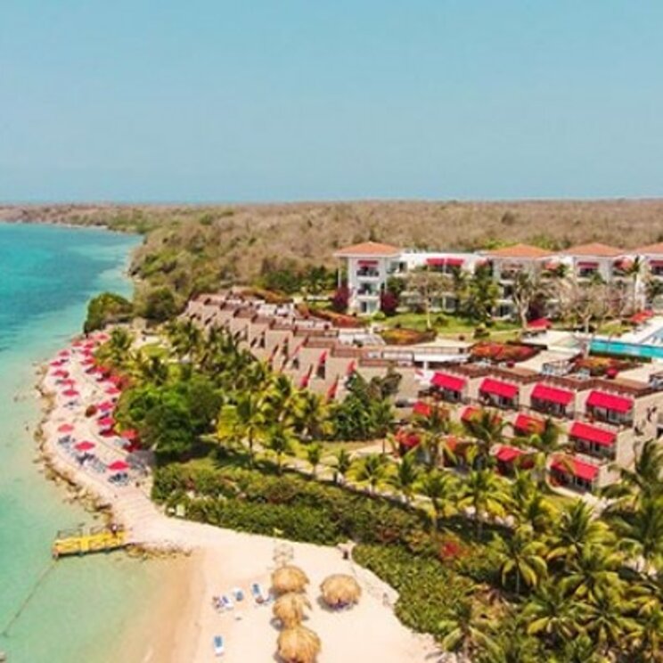 Ansicht über die Hotel-Anlage Decameron Baru am türksiblauen Meer, Isla de Baru