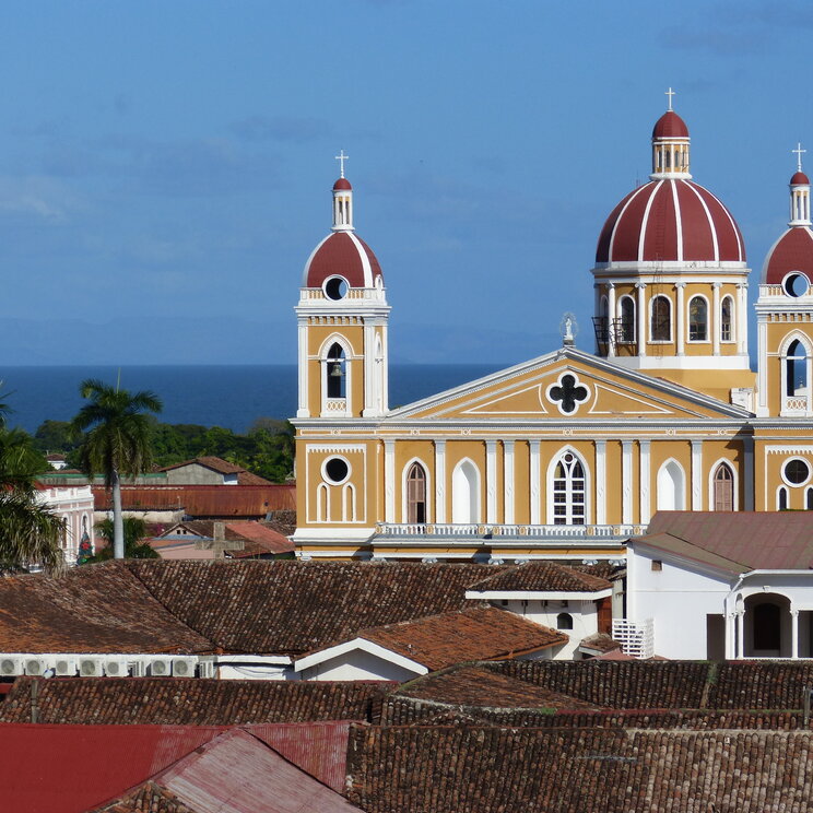 Kathedrale von Granada über den Dächern der Kolonialstadt am Nicaraguasee während der Rundreise „Best of Mittelamerika“ in Nicaragua.