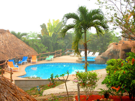 Terrasse mit Pool im Cahal Pech Village Resort in San Ignacio