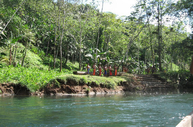 Embera Indianer tanzen am Fluss